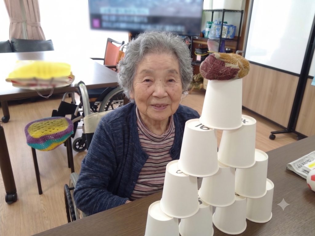 紙コップタワー作りのレクリエーションに取り組む様子