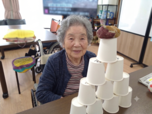 紙コップタワー作りのレクリエーションに取り組む様子